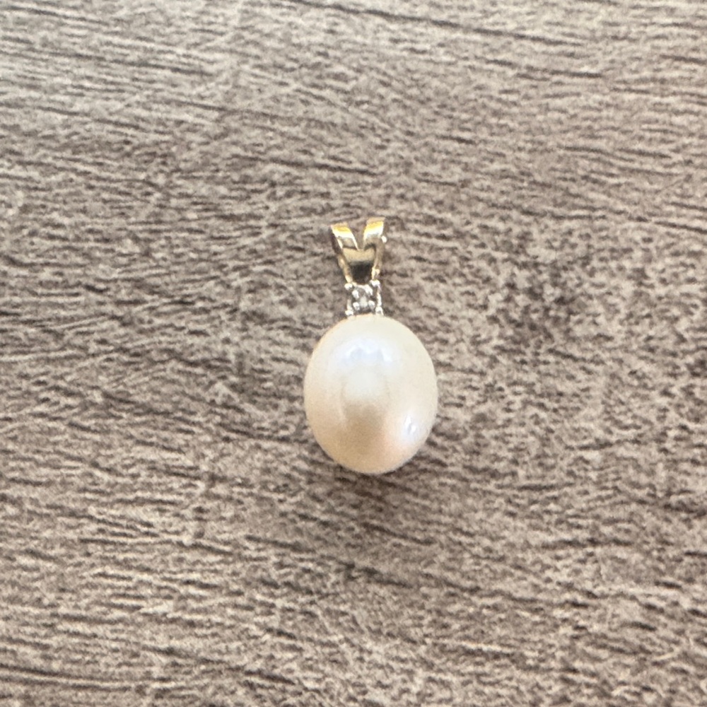 14K Gold Diamond and Pearl Pendant - Picture 2 of 5